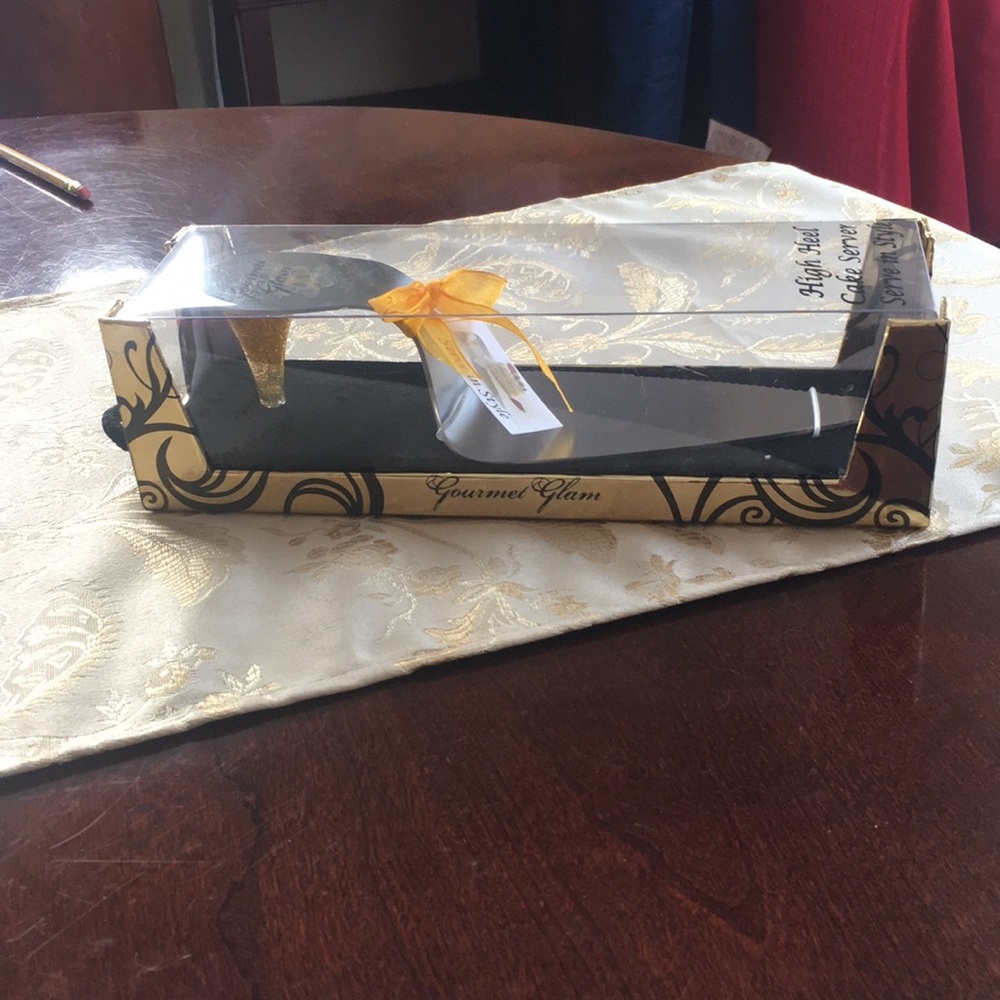 New Gourmet Glam High Heel Cake Server